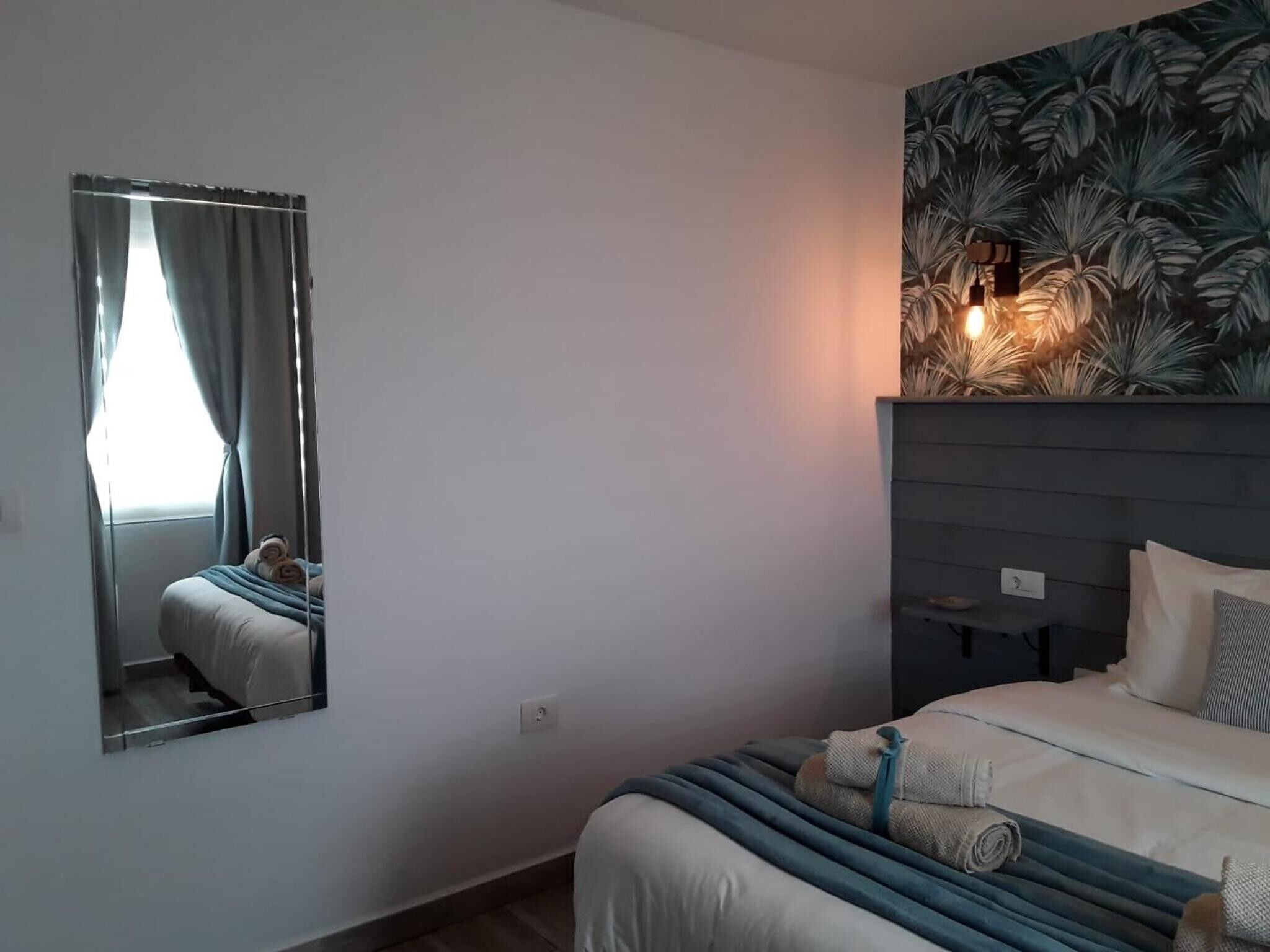 Tabla de planchar con plancha, wifi, ropa de cama