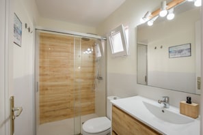 Dusche, Haartrockner, Handtücher