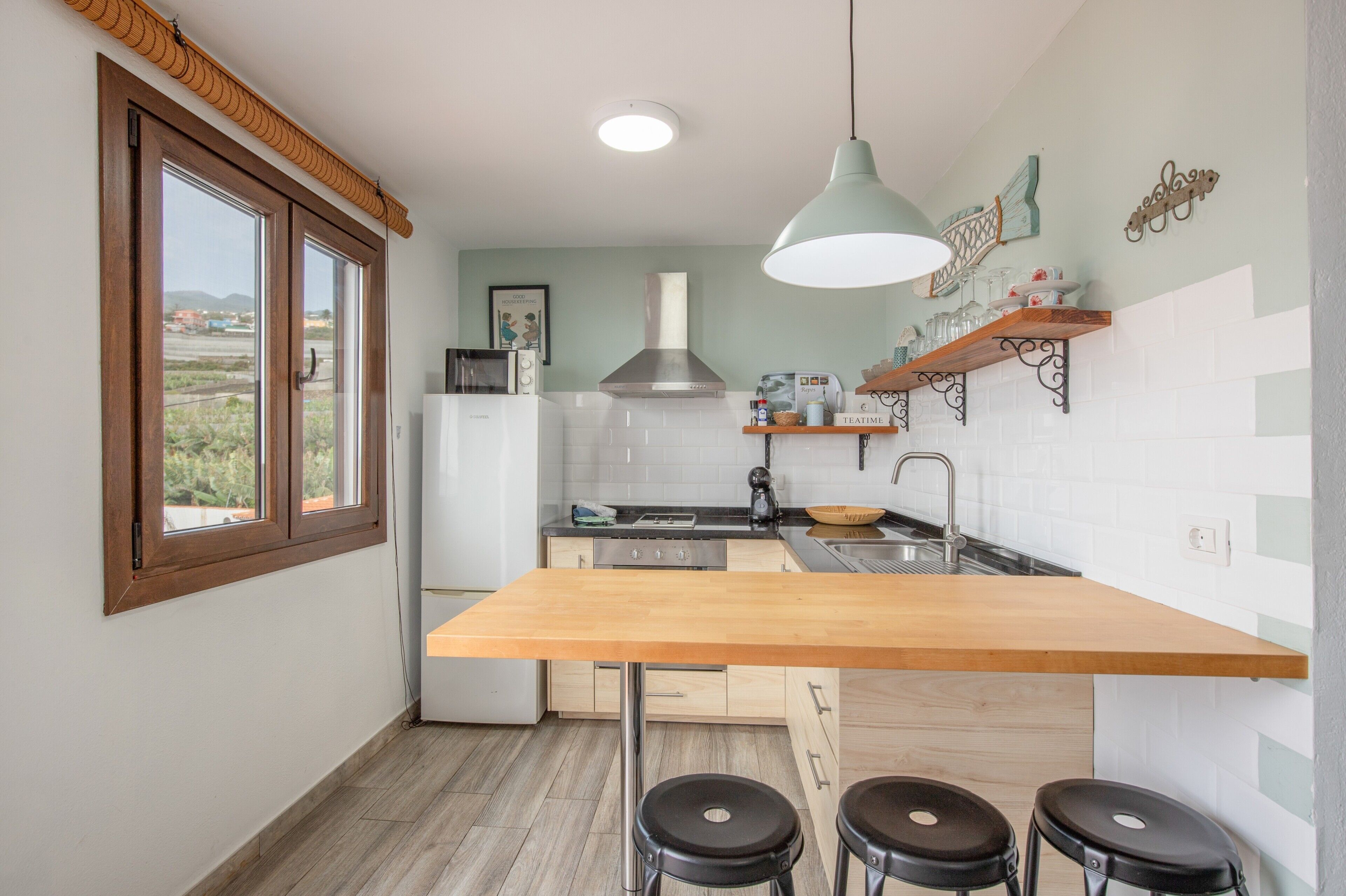 Frigorífico, microondas, placa de cocina y cafetera o tetera