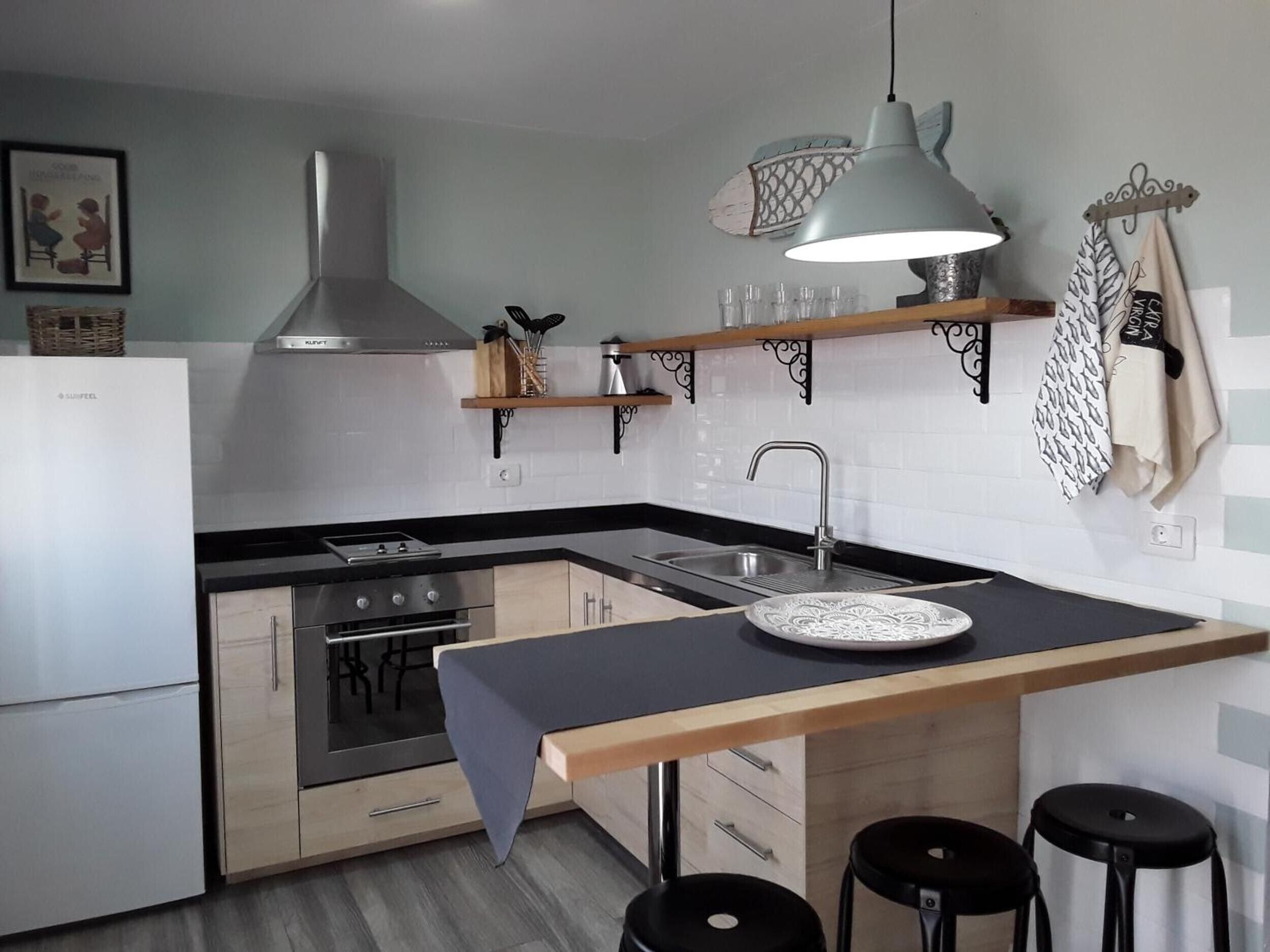 Frigorífico, microondas, placa de cocina y cafetera o tetera