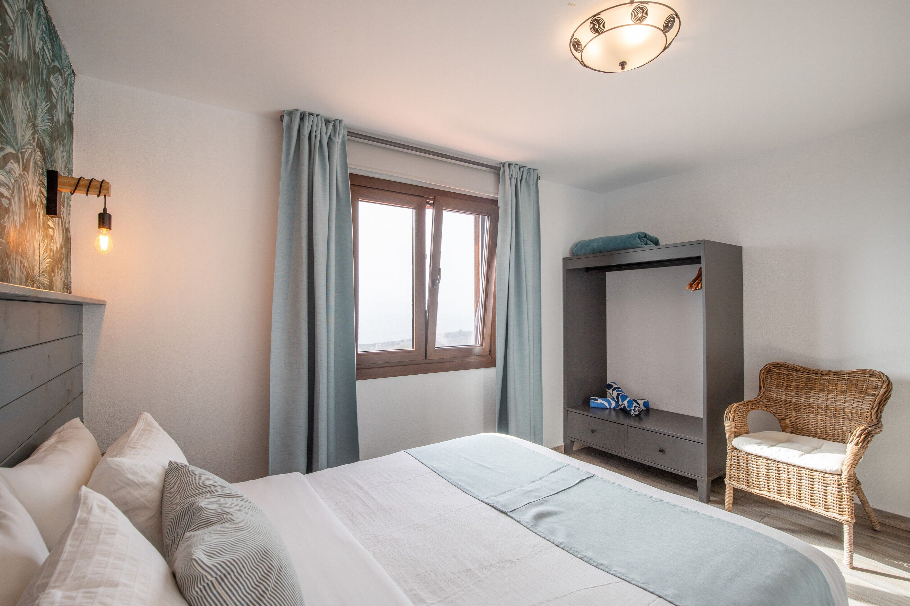 1 dormitorio, tabla de planchar con plancha, wifi y ropa de cama