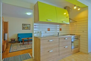 Fridge, oven, stovetop, coffee/tea maker - Coastal serene stay in Umag (Umag)