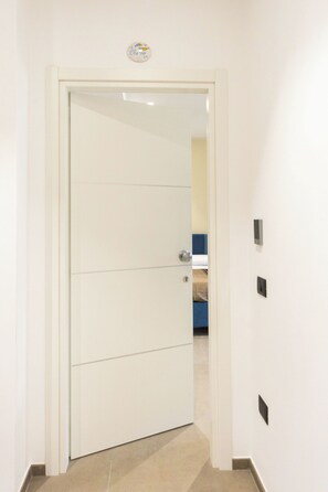 Habitación Confort | Caja fuerte, escritorio, espacio para trabajar con un portátil