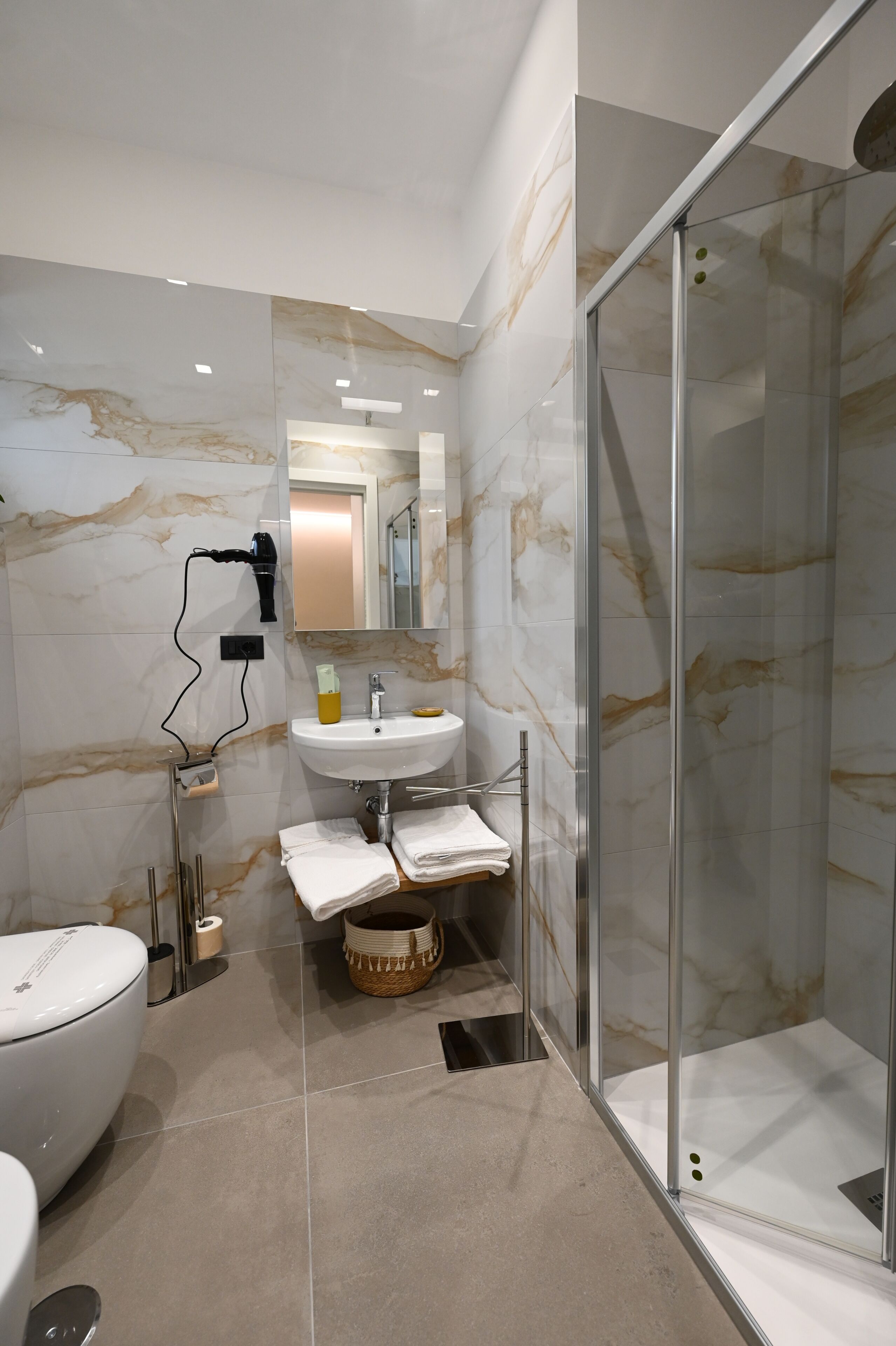 Quarto clássico | Banheiro | Chuveiro, secador de cabelo, toalhas de banho, sabonete