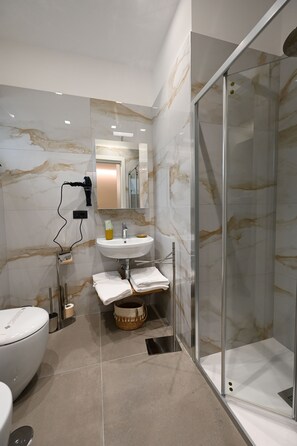 Classic Room | Bathroom | Shower, hair dryer, towels, soap - B&B Zerottonove (Salerno)