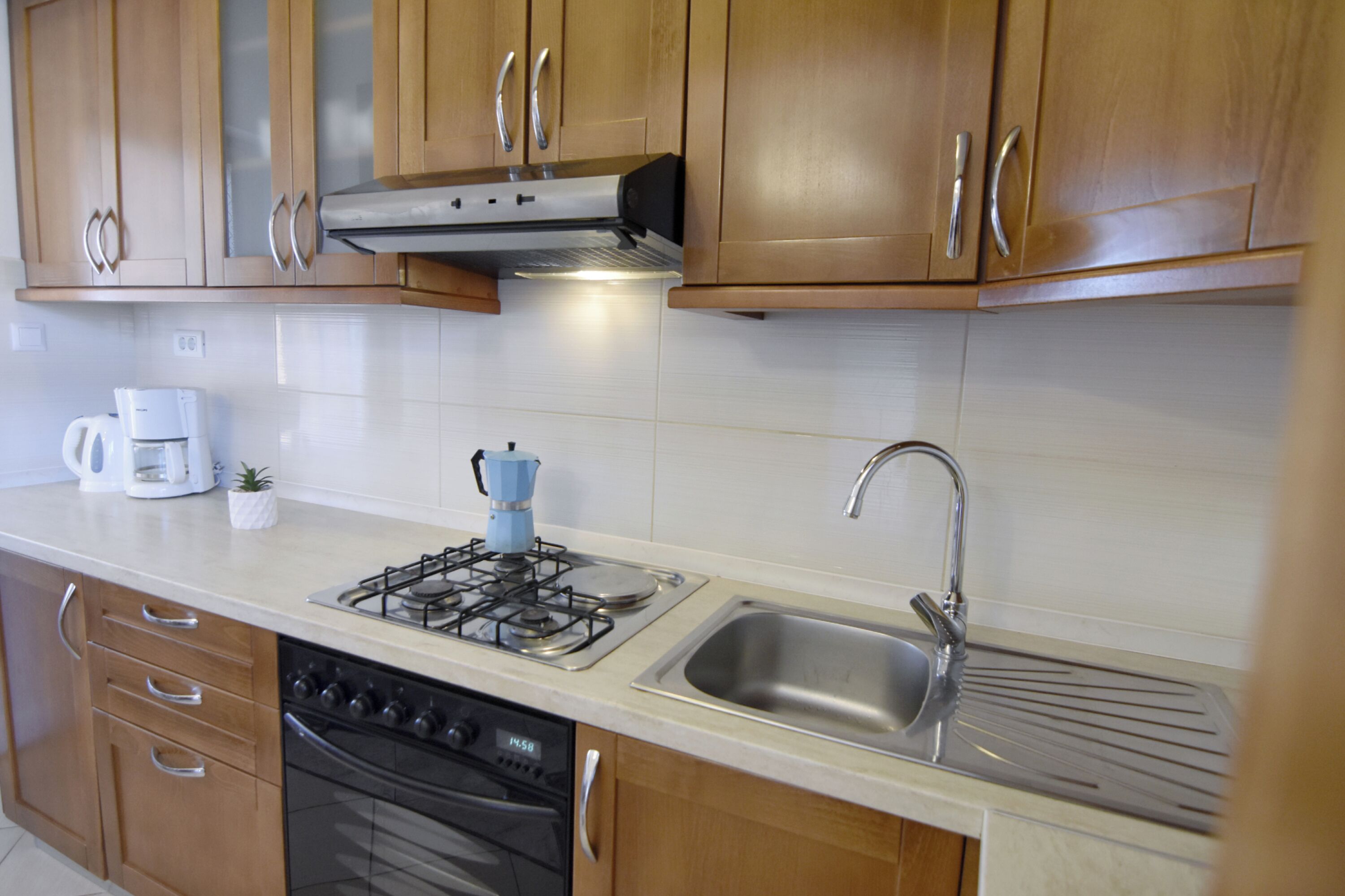 Fridge, oven, stovetop, coffee/tea maker