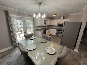 Private kitchen - Charming 3-bedroom house on the Gulf coast (Pensacola)