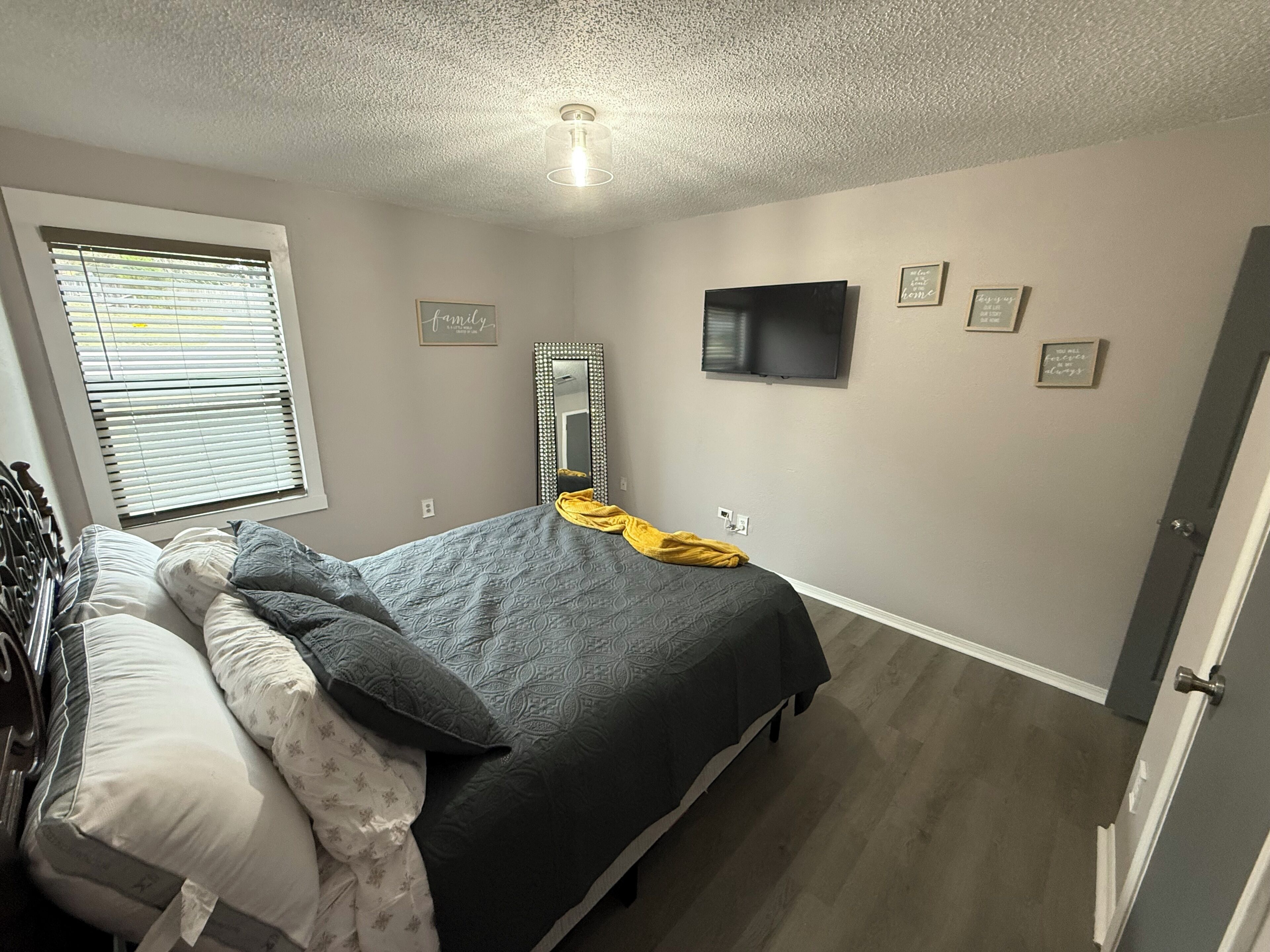 Iron/ironing board, WiFi, bed sheets