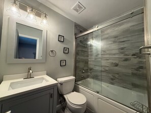 Hair dryer, towels, soap, toilet paper - Charming 3-bedroom house on the Gulf coast (Pensacola)