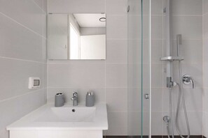 Hair dryer, towels, soap, toilet paper - Charming Jerusalem Stay with Private Courtyard & Patio (Jerusalem)