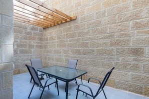 Outdoor dining - Charming Jerusalem Stay with Private Courtyard & Patio (Jerusalem)