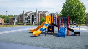 Un’area giochi con uno scivolo e strutture per arrampicarsi.