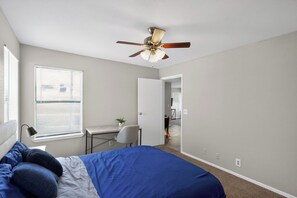 Desk, iron/ironing board, travel cot, free WiFi - Perfect Nashville base near everything you need (Nashville)