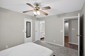 Desk, iron/ironing board, travel cot, free WiFi - Spacious 2-bedroom near downtown Nashville (Nashville)
