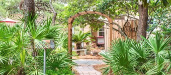 Price Break! Walk to the beach and resturants!