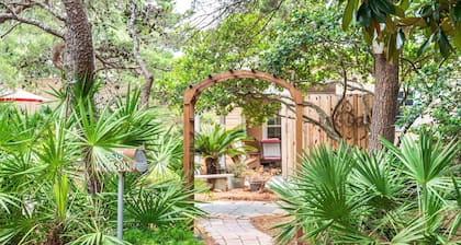 Price Break! Walk to the beach and resturants!