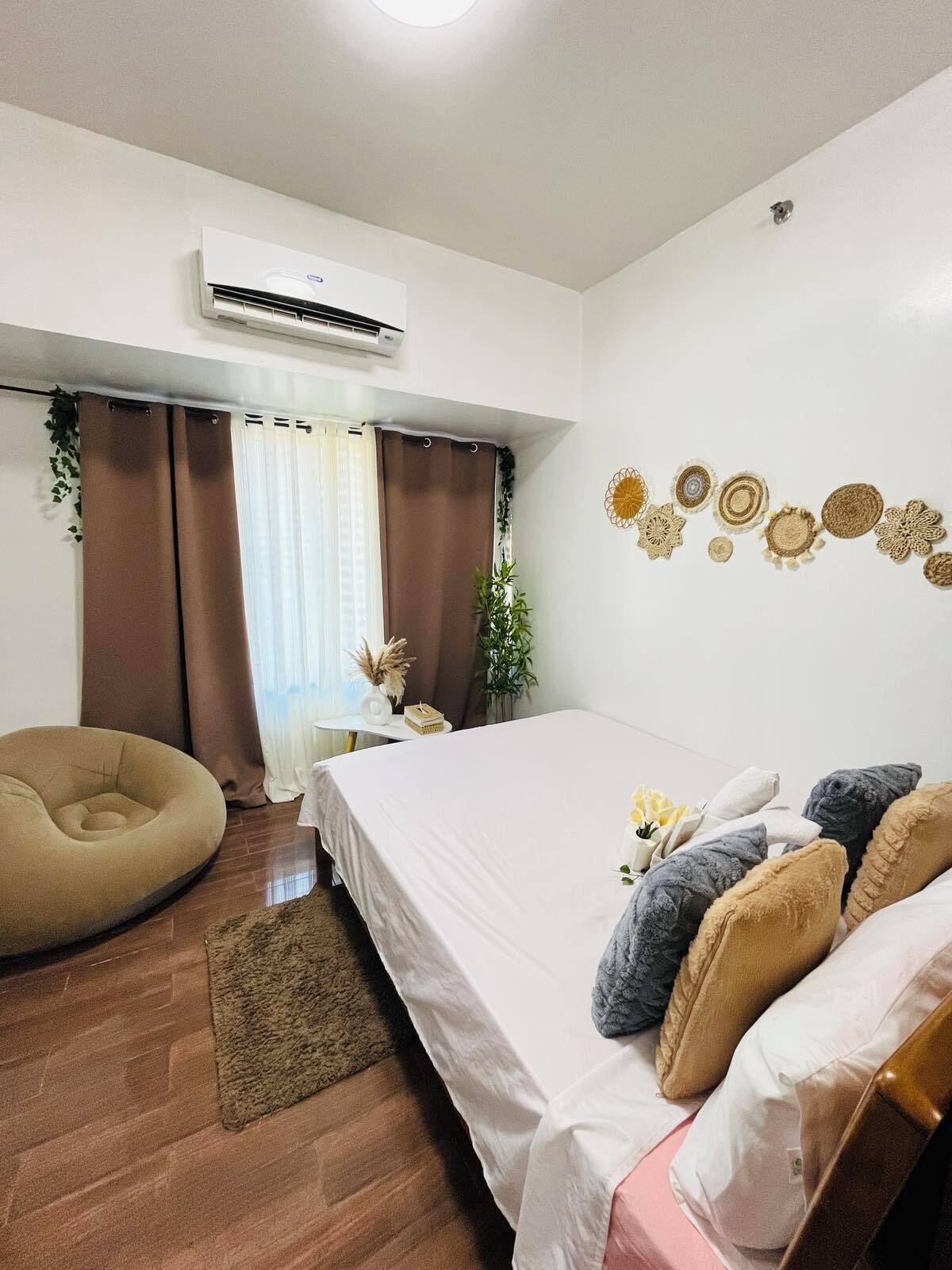 Iron/ironing board, WiFi, bed sheets