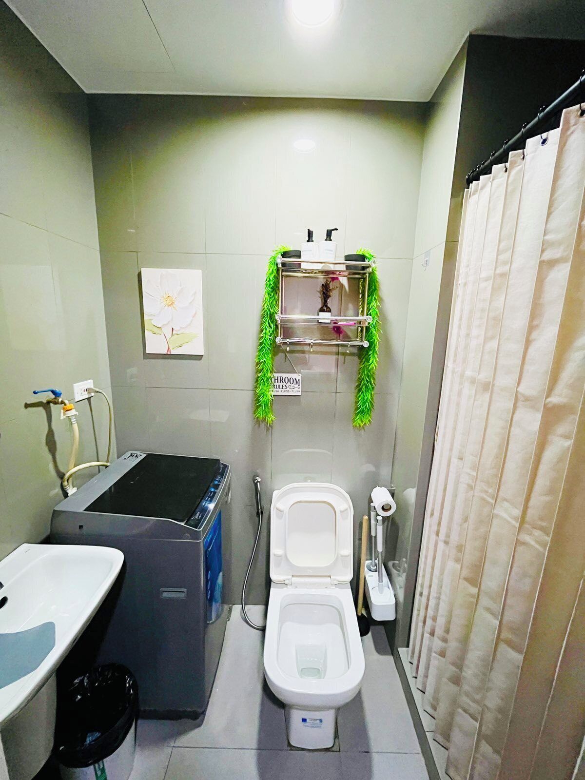Douche, sèche-cheveux, bidet, serviettes fournies