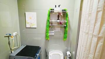 Douche, sĂšche-cheveux, bidet, serviettes fournies