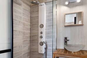 Shower, hair dryer, towels - Hautacam Guest Room and Table d’hôtes - Argelès (Lau-Balagnas)
