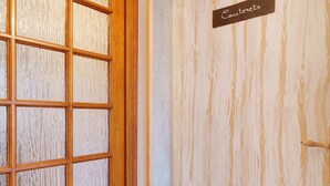 Une porte dotée d’un panneau en verre dépoli et d’une enseigne indiquant « Coutierets ».