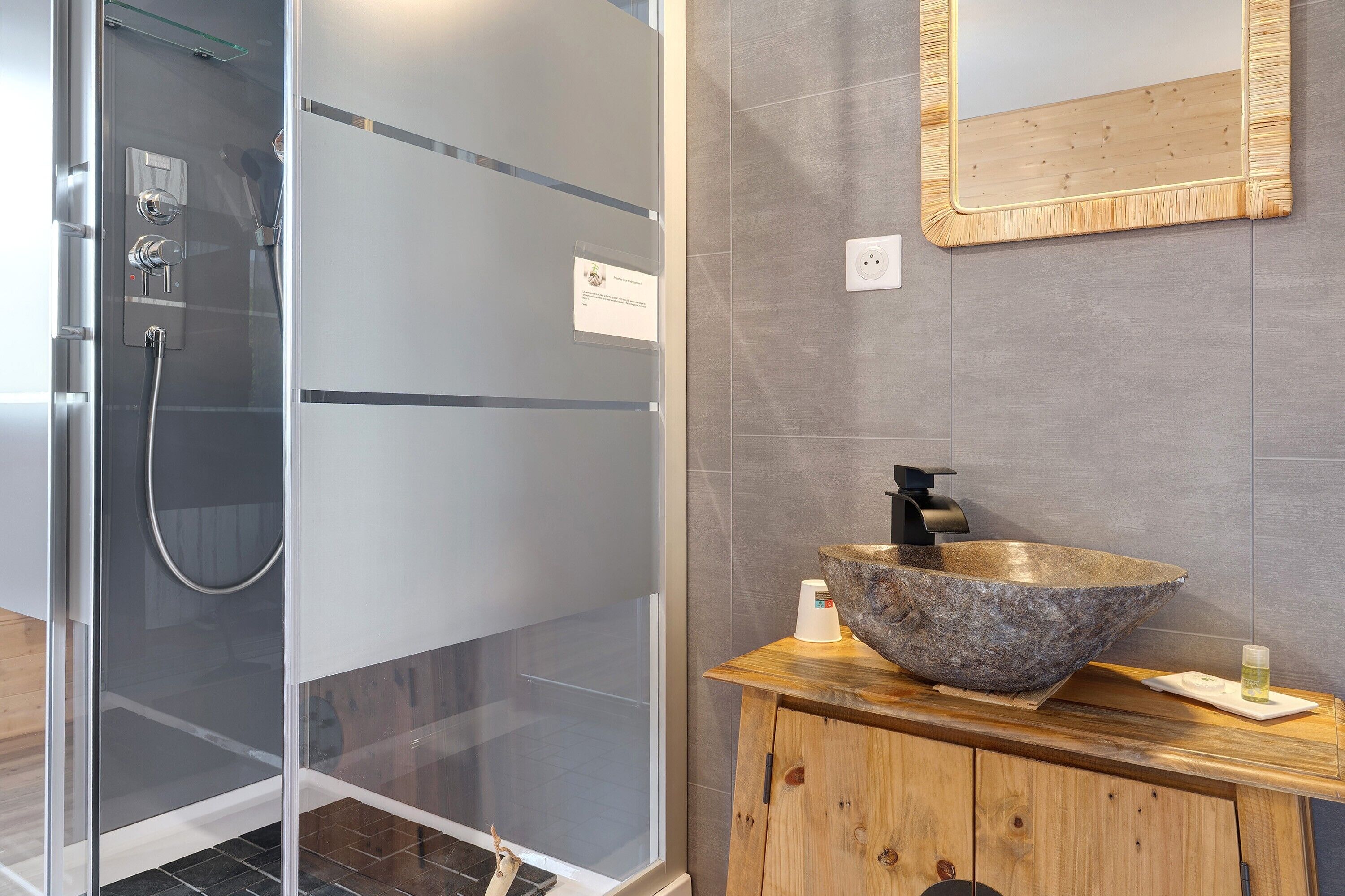 Een douche, een haardroger, handdoeken