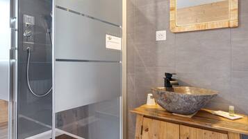 Een douche, een haardroger, handdoeken