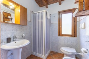 Shower, towels - Apartment 'Pi Greco' with Shared Terrace, Wi-Fi, and Air Conditioning (Punta Secca)