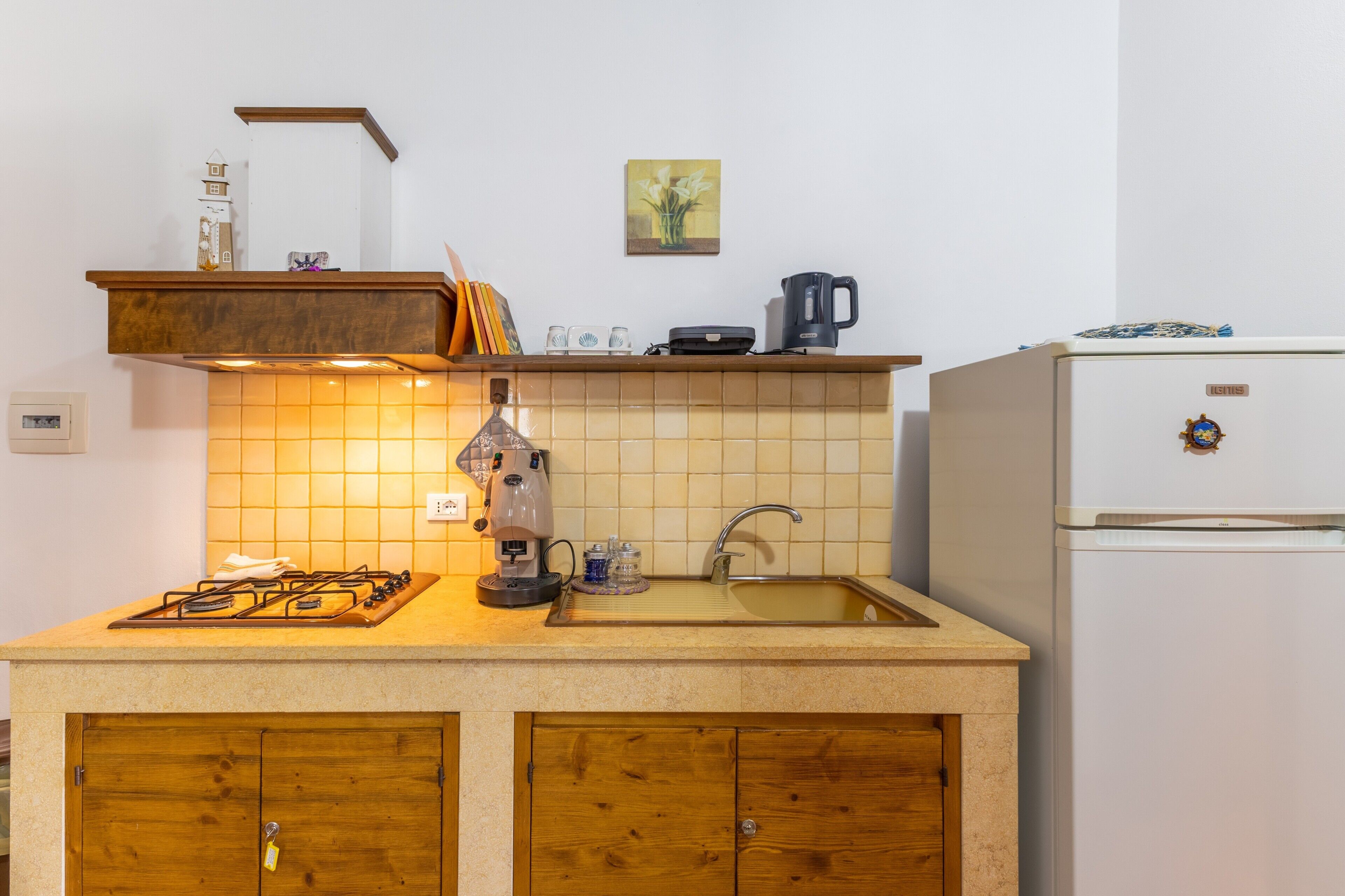 Fridge, stovetop, coffee/tea maker, electric kettle