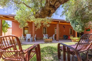 Outdoor dining - Omega Apartment with Shared Terrace, Wi-Fi and Air Conditioning (Punta Secca)