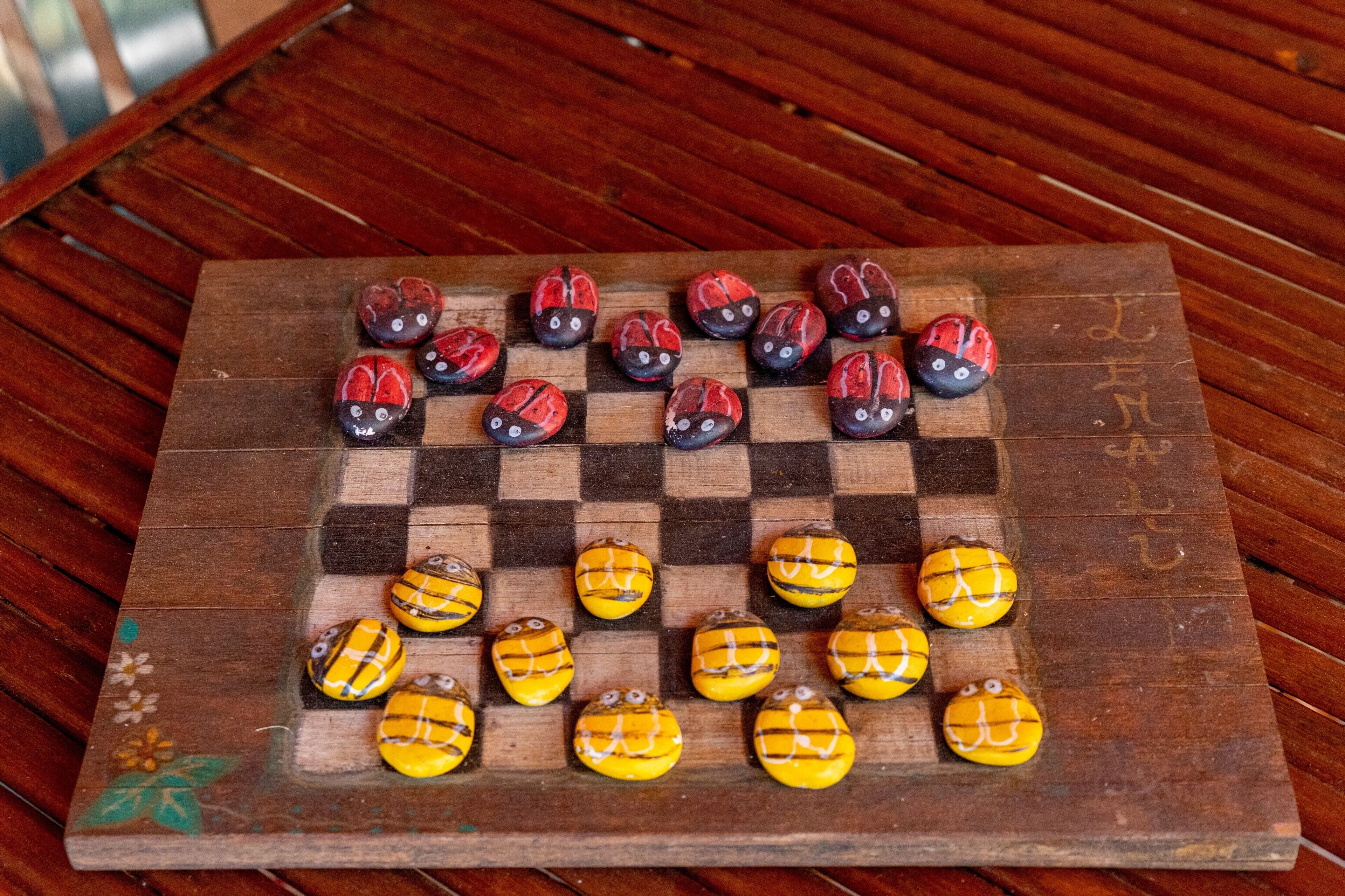 Et brætspil i træ med malede brikker.