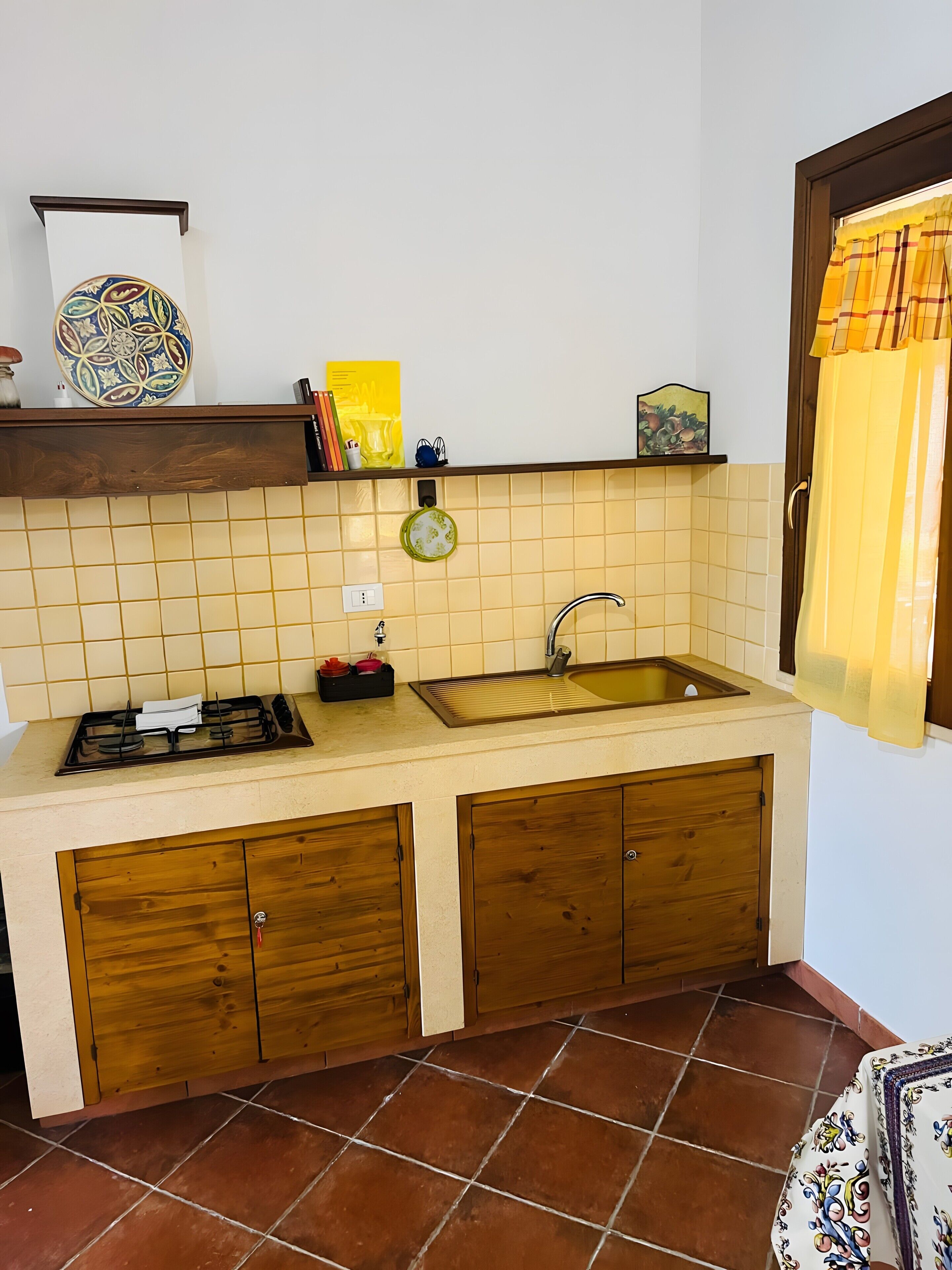 Frigorifero, piano cottura, macchina per tè/caffè, bollitore elettrico