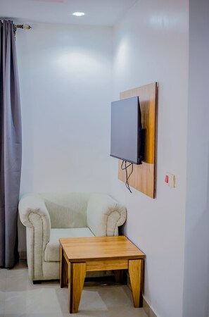 Superior Room, City View | Living area