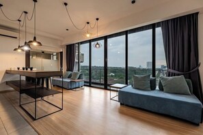 Una sala de estar moderna con un sofá, una mesa de comedor y un ventanal con vistas a la ciudad.