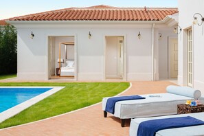 A hotel with a swimming pool, two beds with blue towels, and a tiled roof. - Villa Aurora-casa del Sole (Tar-Vabriga)