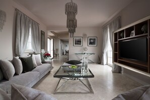 A modern living room with a sofa, glass coffee table, and a TV on a wooden stand. - Villa Aurora-casa del Sole (Tar-Vabriga)