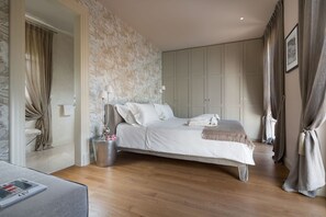 A bedroom with a bed, a bedside table, a lamp, a wardrobe, and a curtain. - Villa Aurora-casa del Sole (Tar-Vabriga)