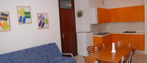 Apartment, 3 Bedrooms, Terrace, City View | Dining room