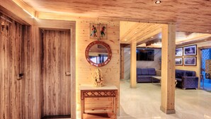 A wooden interior with a mirror, a statue, and a sofa. - Katson Courtyard Mashobra (Shimla)