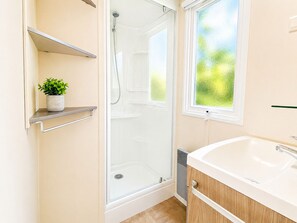 Shower, hair dryer, towels - Cubo's NAZ Country Stay | 2 Bedrooms & Terrace, Compact Kitchen + Optional Breakfast (Alhaurín el Grande)
