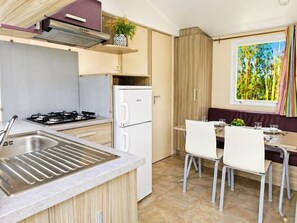 Frigorífico, cafetera o tetera, tostadora y utensilios de cocina