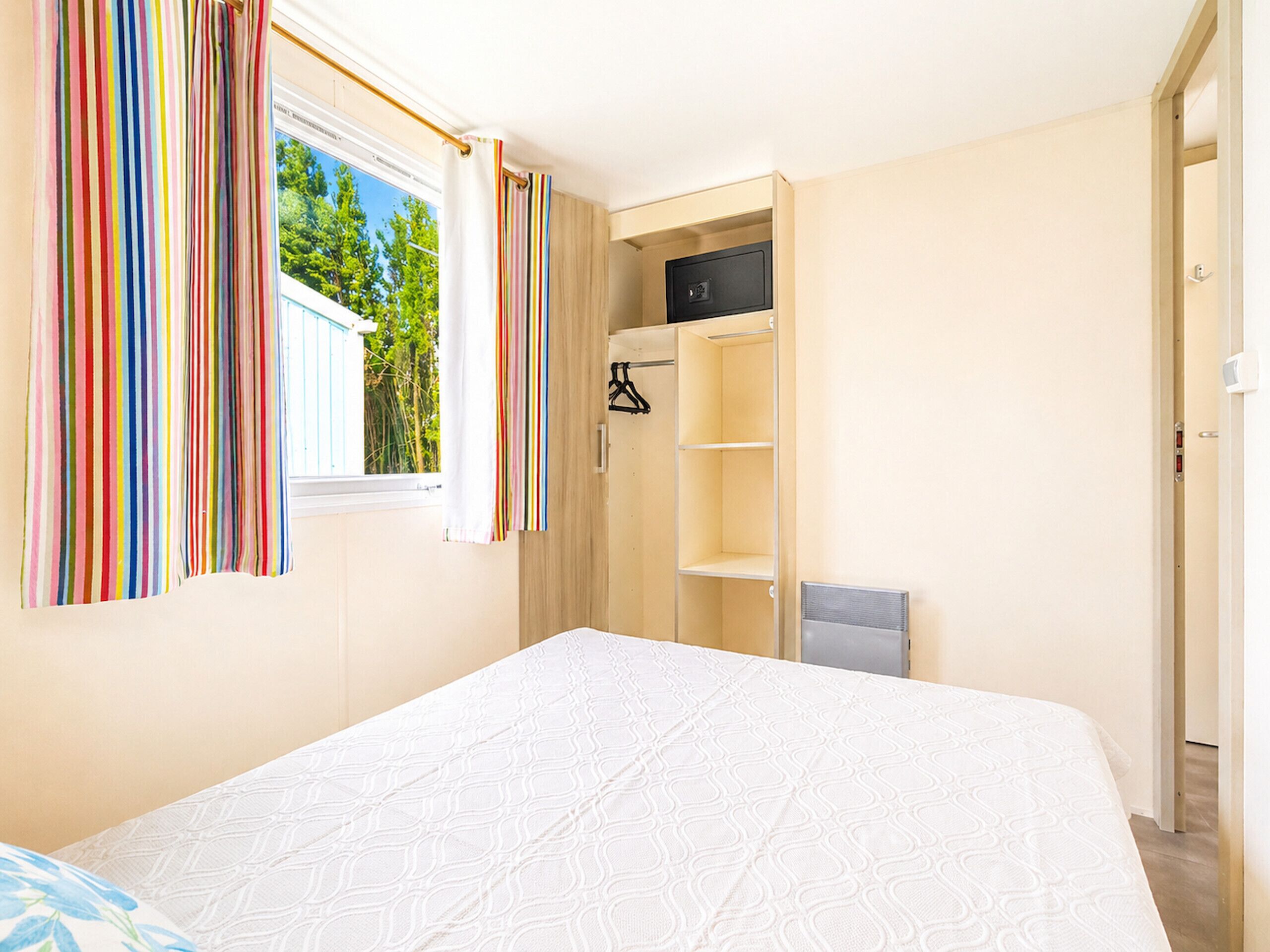Caja fuerte, wifi gratis, ropa de cama