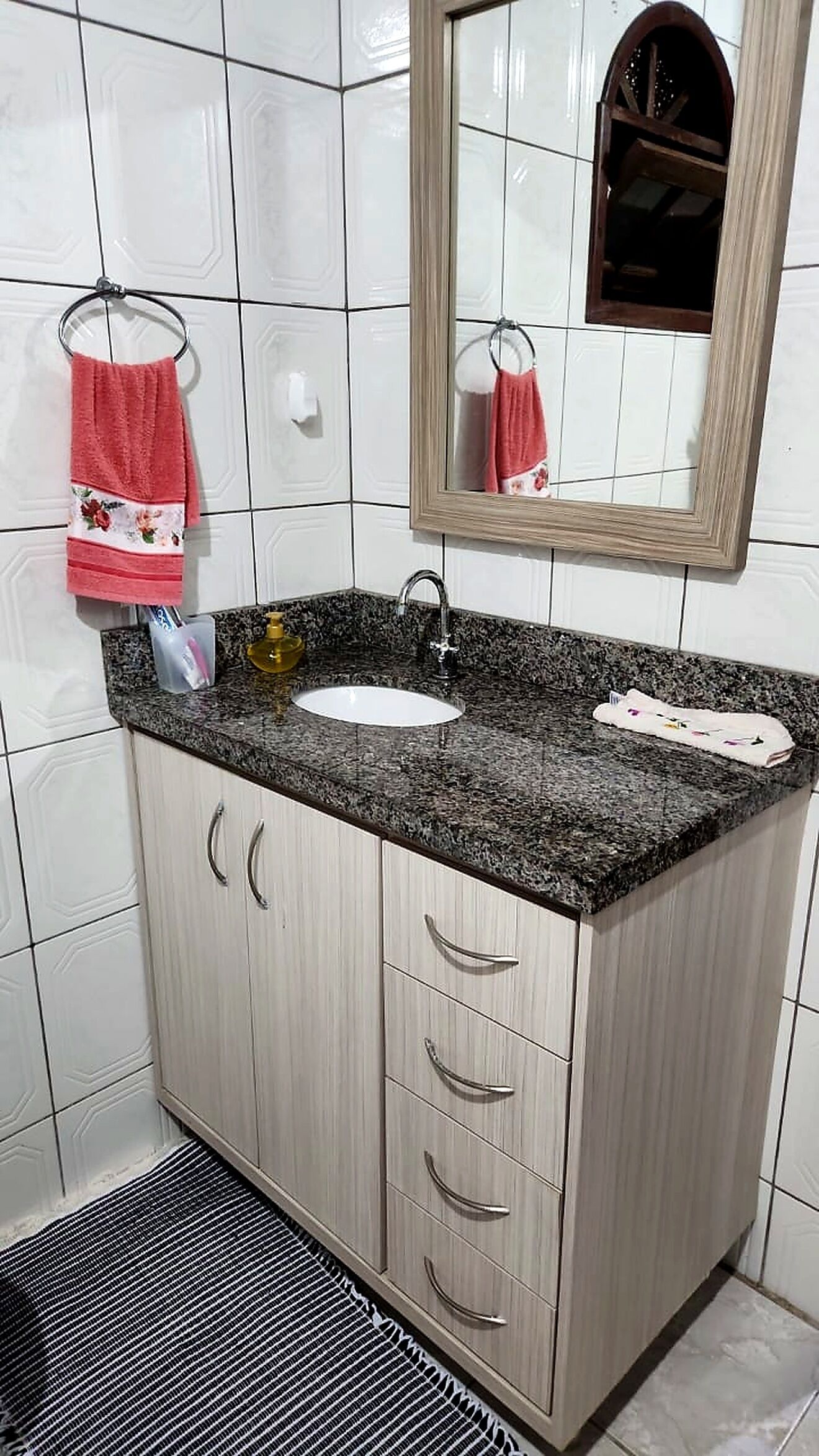 Xà phòng, giấy vệ sinh 