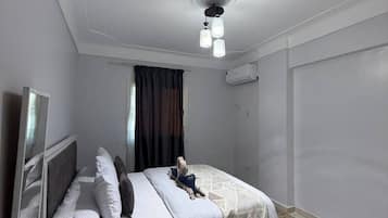 Een strijkplank/strijkijzer, wifi, beddengoed