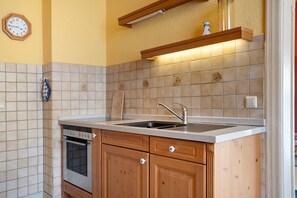 Private kitchen - Holiday Home 'Ivenack Old School' with Private Terrace and Private Garden (Ivenack)