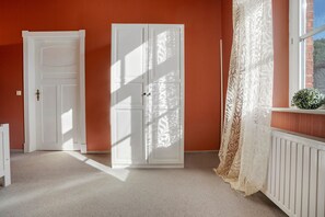 A room with two white doors, a radiator, and a window with a patterned curtain. - Holiday Home 'Ivenack Old School' with Private Terrace and Private Garden (Ivenack)