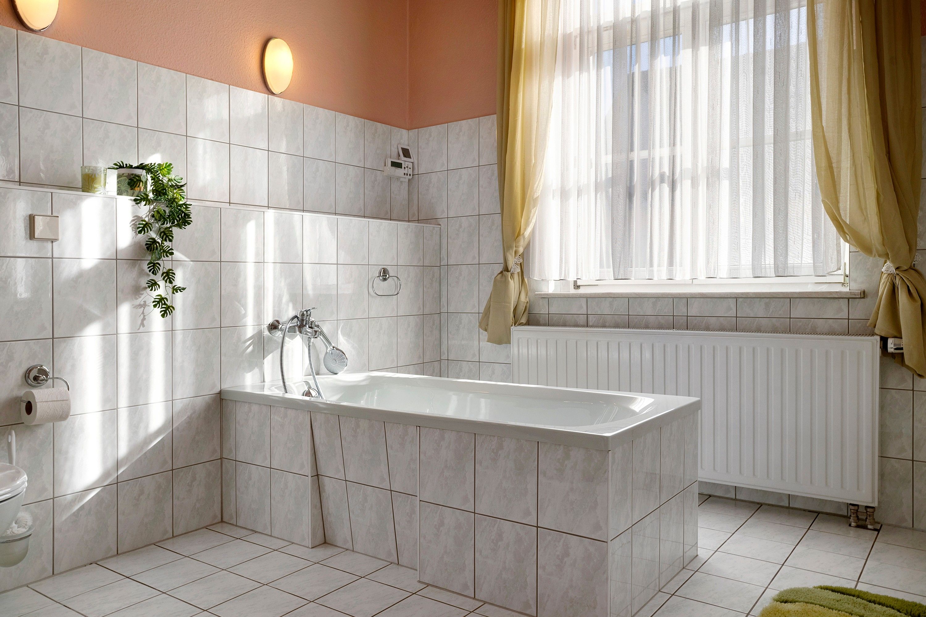 Ein modernes Badezimmer mit freistehender Badewanne, Toilette und Dusche.