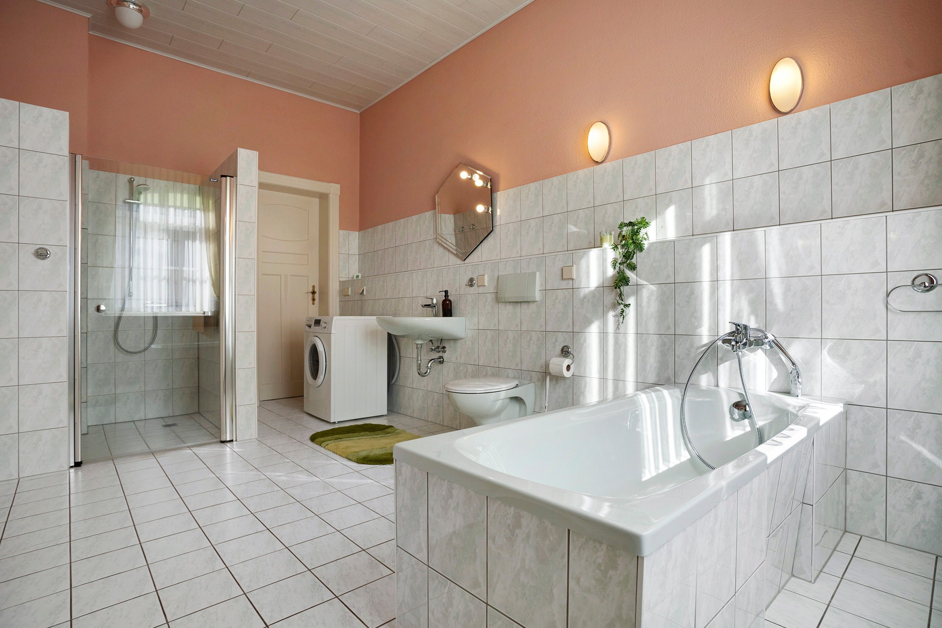 Ein modernes Badezimmer mit Dusche, Toilette, Waschbecken und Badewanne.