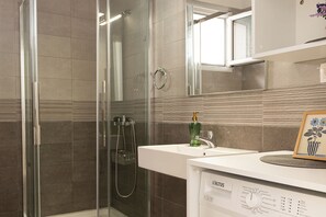 Shower, hair dryer, towels, soap - Filerimos Nest - Private Countyard (Rhodes)