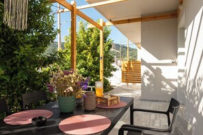 Outdoor dining - Filerimos Nest - Private Countyard (Rhodes)